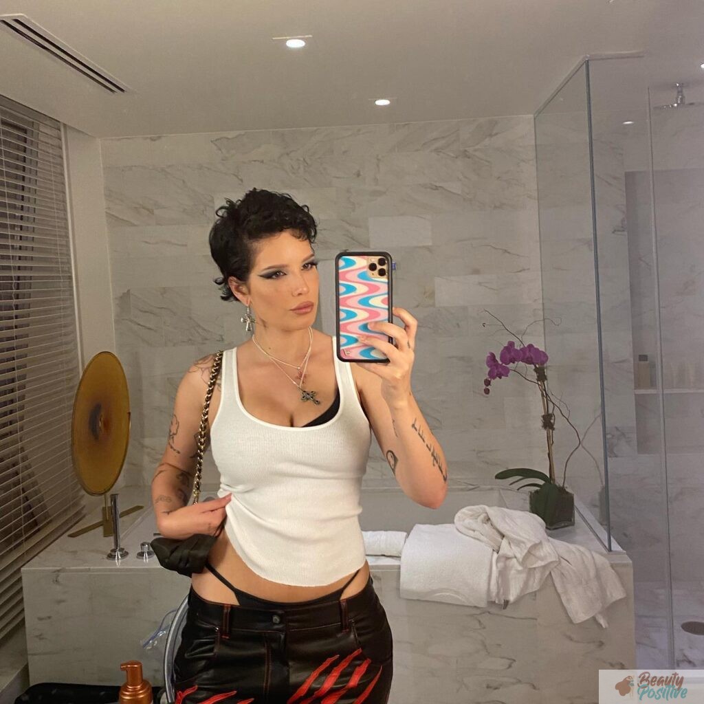 Halsey selfie