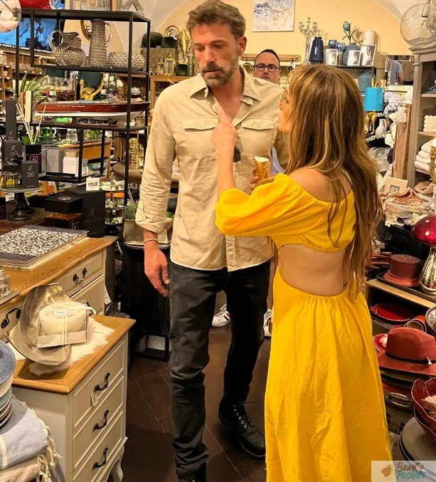 Ben Affleck with Lopez in a store