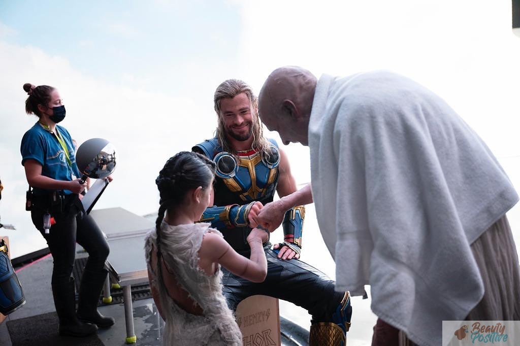 Chris Hemsworth with his daughter