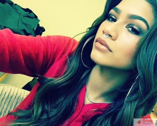 Zendaya septum piercing