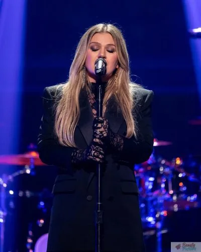 Kelly Clarkson’s Art of Play Footage Has No Sound, and That Matters