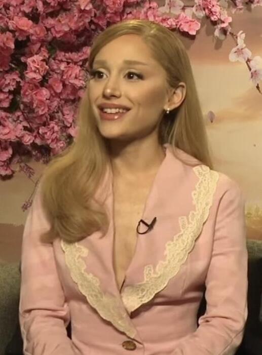 What Fans Have Been Saying About Ariana Grande’s New Look