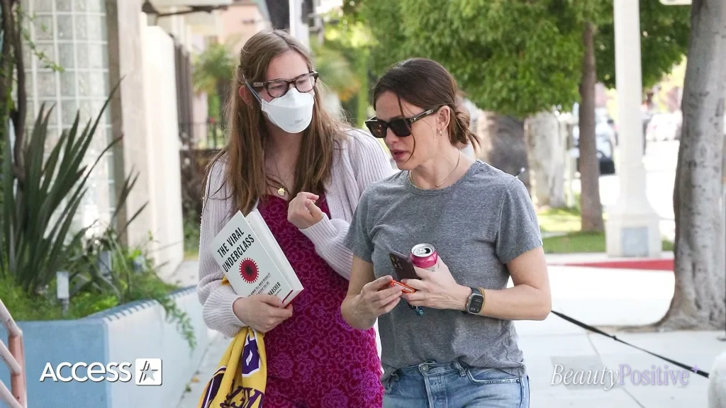 Violet with her mother in Los Angeles, from the same report.